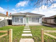 Cosy weatherboard home close to town!