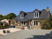 COTES D'ARMOR près de Locarn, une maison en pierre...