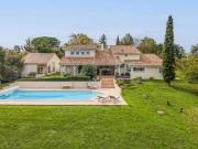 Maison de campagne avec piscine, jardin et garage 322m²...