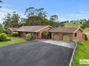 CHARMING HOBBY FARM IN PRIME LOCATION A HORSE...