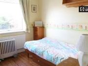 Nice 1 BR Cozy room in 5 bedroom houseshare in...