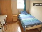 Cheap 1 BR Interior room in 4 bedroom flat in Forest...