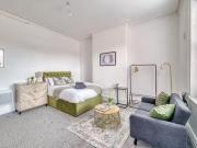 Nice 1 BR Saint David's Road North