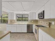 Cozy and Bright Orlando home with dining area