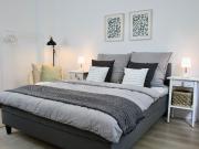 Cozy Apartment with Balcony – Walk to City Center &...