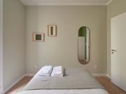 Cozy double bedroom in a 12 bedroom apartment in Morais...