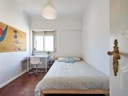 Cozy double bedroom in Alto dos Moinhos Room 2