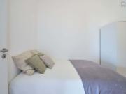 Cozy double interior bedroom in Alameda Room 4