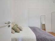 Cozy double interior bedroom in Alameda Room 5