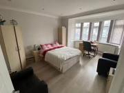 Unique Flat to rent in Great North Way, Hendon NW4