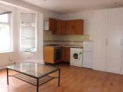 Rental! Flat to rent in Uxbridge Road First Floor Studio...