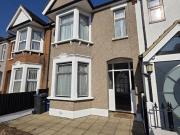 Cozy Ilford 3 Bed House with Garden