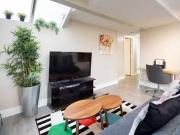 Cozy Robson St & Richards St, Vancouver, BC 2750...