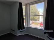 For Rent! Studio flat for rent in Crest Court,...