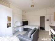 For Rent! Studio flat for rent in Stirling Road,...