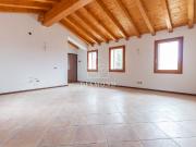 Crespano: appartamento travato a vista, non arredato, 3...
