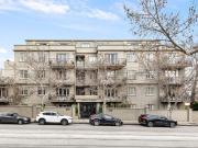 'Cromwell on Toorak': Sunlit, Top floor Majesty