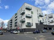 Crown Drive, Romford, RM7 2 bed flat to rent £1,850 pcm...