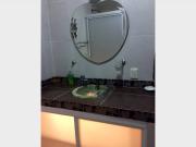 Cuarto amueblado con cocina y baño privado