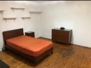 Cuarto amueblado iluminado y tranquilo