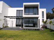 CUERNAVACA, VENTA DE CASA CON ALBERCA Y JARDIN