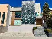 Cumbres del Lago. Casa con roof, 5 recámaras, área de TV...