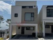 Cumbres Residencial, arriba de Leones, casa de 3...