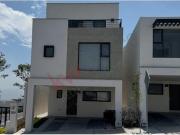 Cumbres Residencial, arriba de Leones, casa de 3...