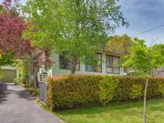 Cute Cottage in Pretty and Convenient Location