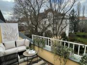 Dachgeschoß mit Terrasse und Grünblick in klassischer...