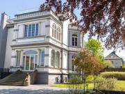 Dachgeschosswohnung in historischer Villa.