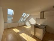 Dachgeschosswohnung mit Altbau Charakter und kleiner... Dachgeschosswohnung mit Altbau Charakter und kleiner...