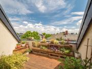 DACHTERRASSE – WANNEN DUSCHBAD MIT FENSTER – GÄSTE WC –...