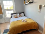 Dalston Cozy Studio: | Overground/Market