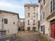 Dans l'ancienne capitale du Vivarais, au bord du...