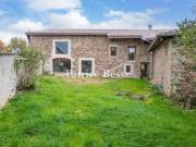 Dans le Beaujolais, au milieu des vignes, une ancienne...