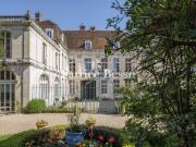 Dans le centre historique d'une ville de Bourgogne,...