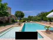 Dans le charmant village de Saint Victor la Coste, í 25...