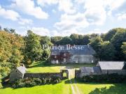 En Bretagne, dans le pays de Penthièvre, un manoir du...