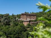 Dans le sud de la Lozère, à Florac, dominant la vallée,...