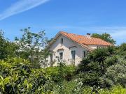 Dans son Ecrin de Verdure sur le Mont Saint Clair,...