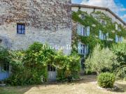 Dans un beau village de pierres sèches de la haute...