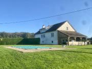 DANS UN CADRE DE VERDURE PROPRIETE AVEC PISCINE PROCHE...