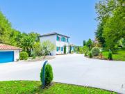 DANS UN ÉCRIN DE VERDURE