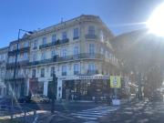 Dans un immeuble de style haussmannien avec ascenseur,...