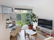 Dans un très bel immeuble, studio au rez de jardin