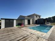 Dans un village avec commodités UZES 5 km Villa contempor.