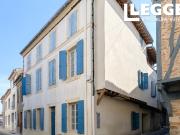 Dans un village historique, une grande maison en pierre,...