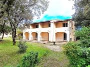 Dans un village prisé, ensemble immobilier sur un parc...