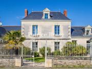 Dans une petite ville proche d'Angers, une maison du...